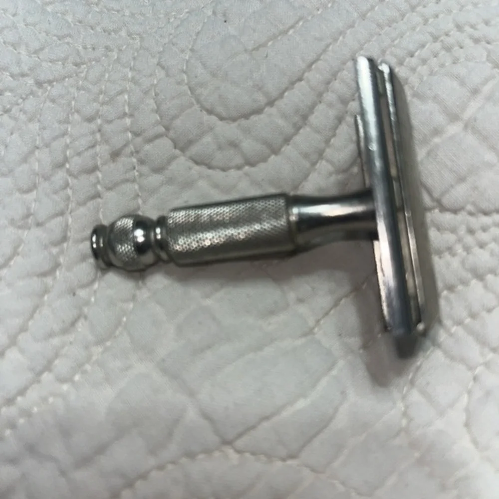 Vintage Gillette 1966 L4 Original Pressed Logo Ball‎ End Travel DE Safety Razor